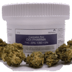 Biały słoik plastikowy z etykietą Odi Pharma Cannabis flos