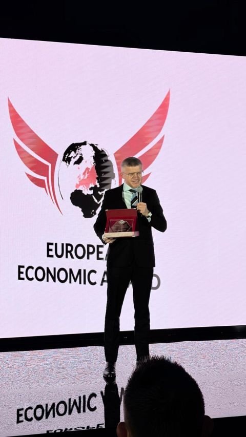 Tomasz Witkowski podczas wręczenia nagrody European Economic Awards 2026 dla Canopy Growth Polska